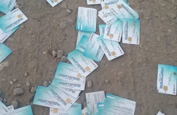 Xaçmazda biabırçılıq: Sərxoş rəis kartları küçəyə dağıdıb? - ŞOK İDDİA