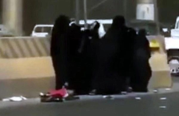 Çadralı qadınlar küçənin ortasında qırğın etdi - ŞOK VİDEO