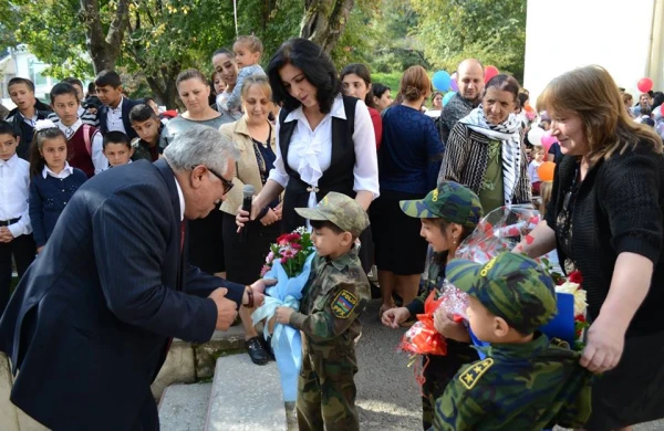 İcra başçısı məktəblilərə gül verdi - FOTO