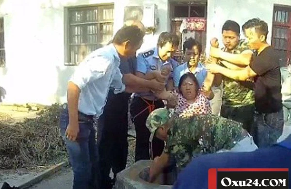 8 aylıq hamilə qadın su quyusuna düşdü - FOTO