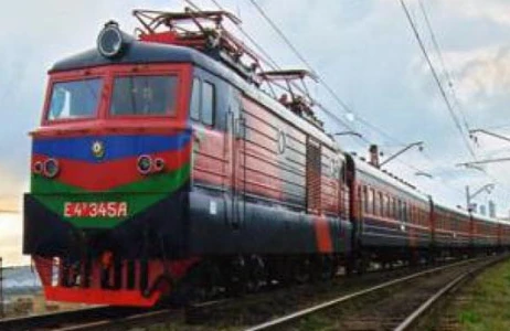 Elektrovoz relsdən çıxdı: Bakıya gələn qatarlar gecikir, sərnişinlərin halı pisləşib