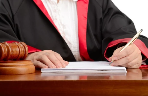 Azərbaycanda ölünü məhkəməyə çağırdılar, həyat yoldaşının ürəyi getdi