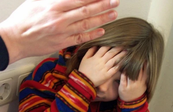 Ana 8 yaşlı qızını oğlanlarla oynadığı üçün döydü - BAKIDA ŞOK