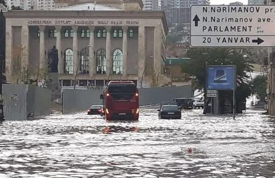 Bakı suyun altında qaldı – FOTO