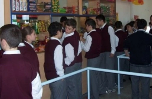 Bakı məktəbində faciəli ölüm - Çörək yeyən uşaq boğuldu