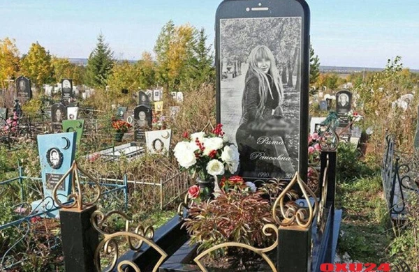 Gənc yaşda ölən qıza "iPhone" formasında məzar daşı düzəldildi - FOTO