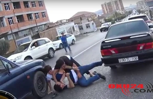 Gənc oğlanlar küçənin ortasında davaya çıxdı - VİDEO