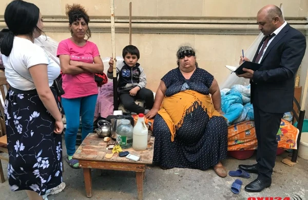 Azyaşlı uşaqla küçədə qalan qadından xəbər var:Nazirliyin sığınacağından imtina edib