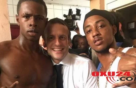 Prezident iki çılpaq kişi ilə şəkil çəkdirdi, ölkə qarışdı - FOTO