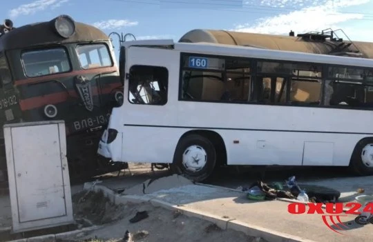 Qatarla avtobusun toqquşmasının dəhşətli videosu - BAKIDA