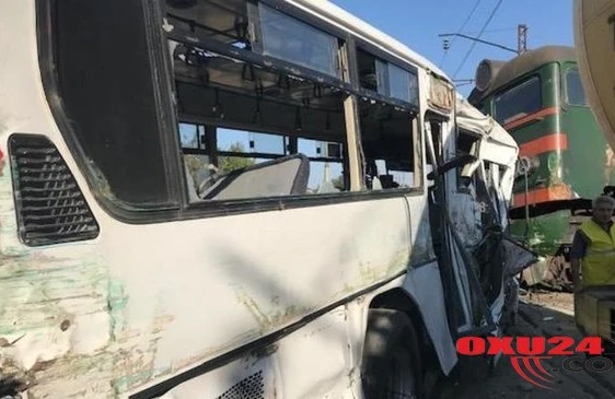 Qatarla toqquşan avtobusdan sərnişinlər belə ÇIXARILDI -