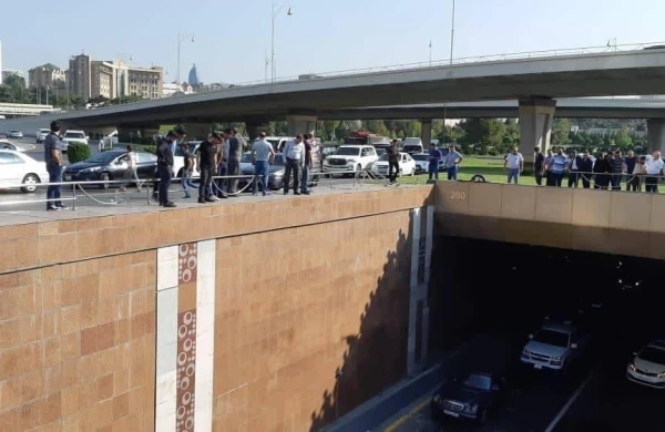 Heydər Əliyev prospektində DƏHŞƏTLİ QƏZA: avtomobil tunelə düşdü -