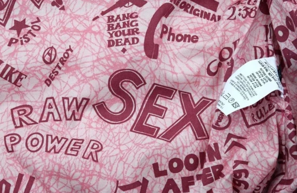 "Seks, narkotiklər, 69". Ana 3 yaşlı qızı üçün gödəkçə aldı, üzərindəki yazılar onu şoka saldı - FOTO