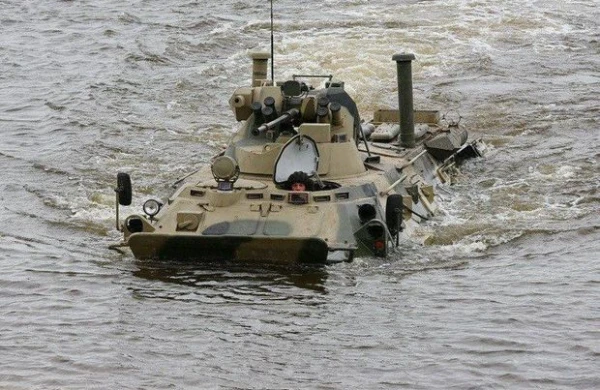 Xəzərdə zirehli texnika batdı - 2 hərbçi ölüb