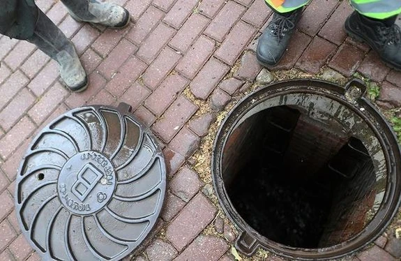 Bakıda kanalizasiya quyusundan neft çıxdı - VİDEO