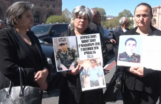 «Наши дети погибают, а генералы кайфуют и содержат любовниц» РОДСТВЕННИКИ ПОГИБШИХ СОЛДАТ