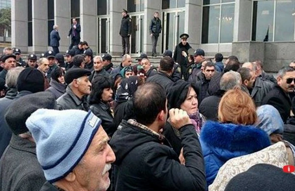 Şəhid ailələri Milli Məclisin qarşısında etiraz edir