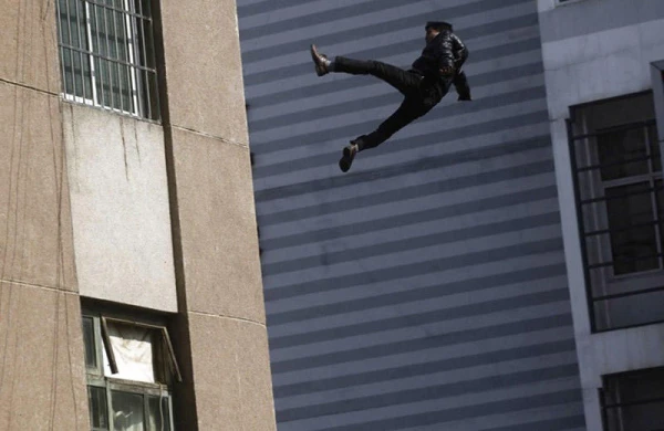 Bakıda 24 yaşlı oğlan özünü binadan atdı