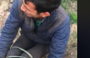 Azərbaycanda əmisinin gəlinini qaçıran evli kişini iplə bağlayıb başına oyun açdılar (+18 VİDEO)