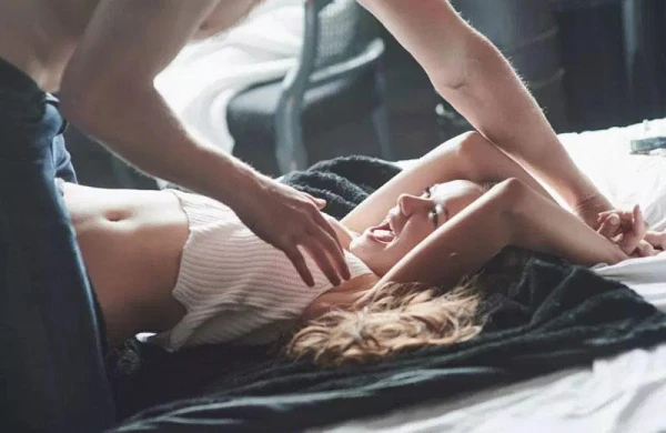 Gənc oğlan komaya düşən sevgilisi ilə cinsi əlaqəyə girdi -