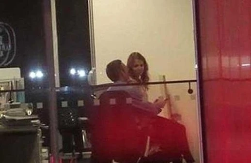 Anasını kişi ilə ofisdə tutdu və güllələdi - HADİSƏ ANI KAMERADA