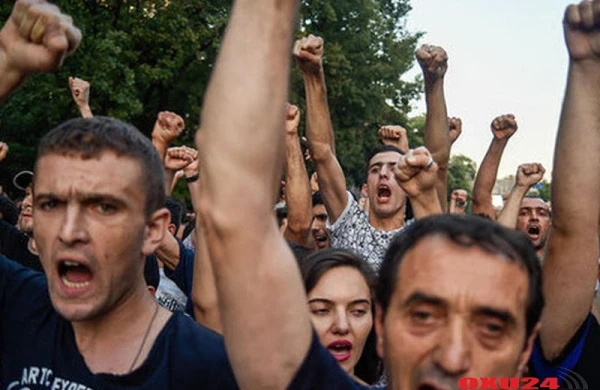 Ermənilər ayağa qalxdı: əhali istefa tələb edir