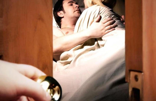 İşdən tez gələn ər arvadını evdə başqa kişi ilə tutdu