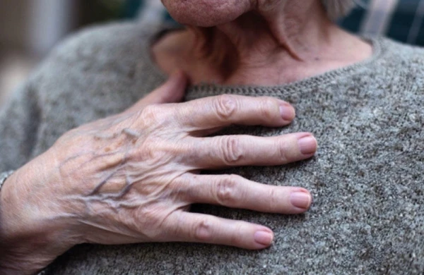 20 yaşlı oğlan 100 yaşlı arvadı zorladı - FOTO