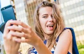 Azərbaycanda selfi çəkmək istəyən  qız  bel sümüyünü sındırdı