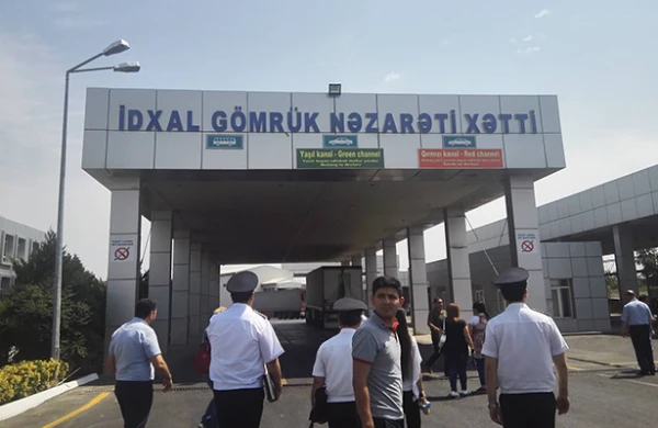 Rüşvət alan gömrük əməkdaşı işdən çıxarıldı