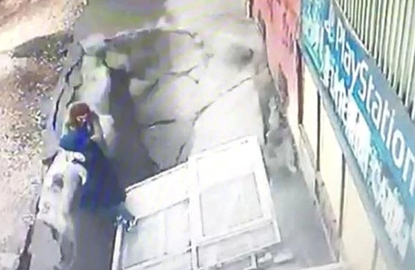 Dəhşətli anlar: Asfalt yarıldı, qadınlar yerə batdı +VİDEO