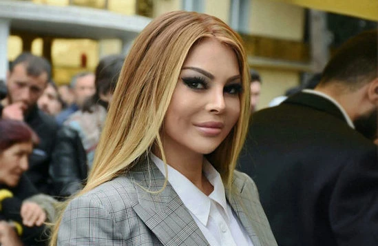 Efirdə biabırçılıq: Xanım aparıcının alt paltarı göründü