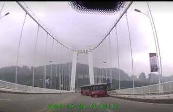 Sürücü ilə sərnişin dalaşdı, avtobus çaya aşdı - 13 ölü (VİDEO)