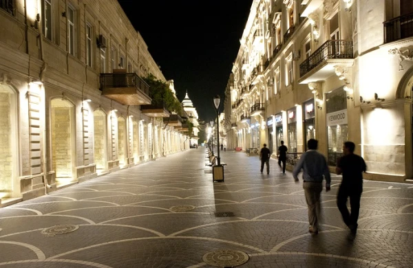 "Tarqovıy"da  gecə  saatlarında   biabırçı  VİDEO