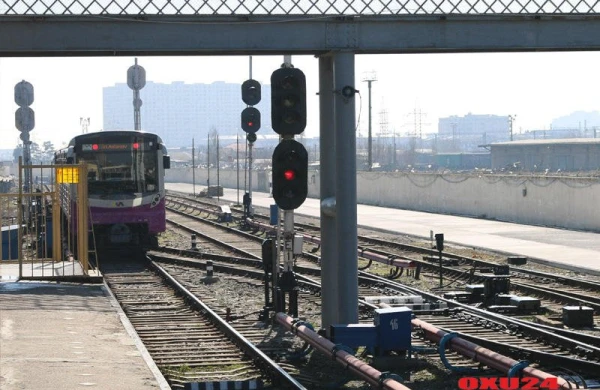 Metronun bu stansiyasına giriş-çıxış bağlanır