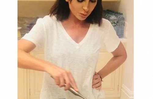 Mehriban Əliyeva yemək bişirdi (FOTO)