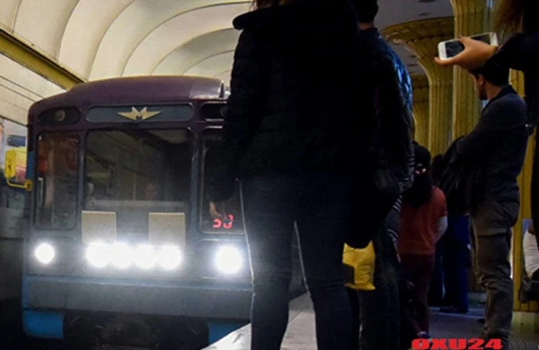 “Camaat bir-birinin belinə minir” - Metro qapıları NİYƏ TEZ BAĞLANIR?  - FOTO