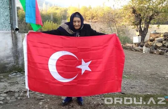 Azərbaycanlı nənədən göz yaşardan əməl: Azərbaycan və Türkiyə bayraqlarını bağrına basdı