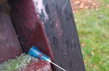 DİQQƏT! Parklarda QİÇS təhlükəsi - Qanlı iynəni skamyalara bərkidirlər