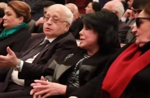 Flora Kərimova nazirin yerində oturdu, nazir ayaq üstə qaldı - VİDEO