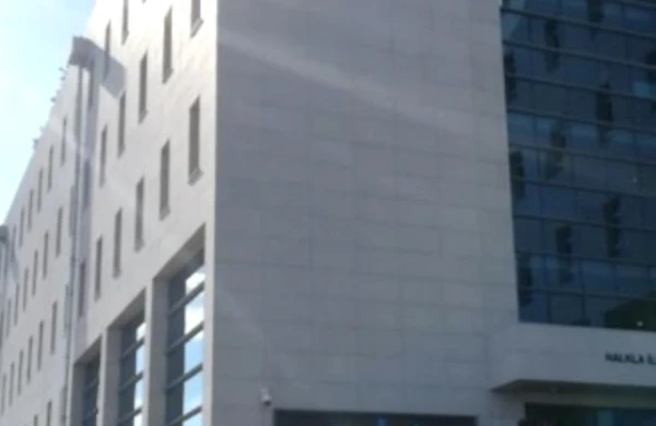 SON DƏQİQƏ! Deputatla görüşə bilməyən vətəndaş parlamentin damına çıxdı və İNTİHARA CƏHD (FOTOLAR+VİDEO)