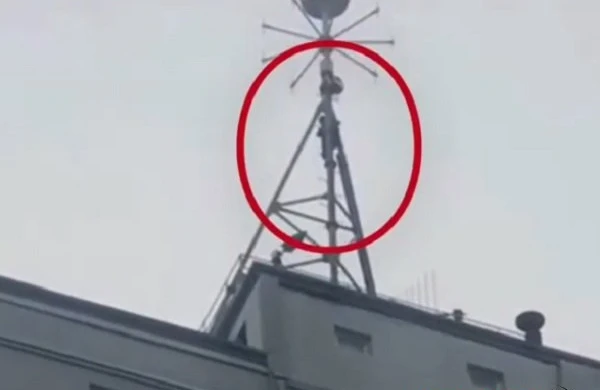 SON DƏQİQƏ! Bakıda gənc özünü 17 ci mərtəbədən atmaq istəyir -VİDEO