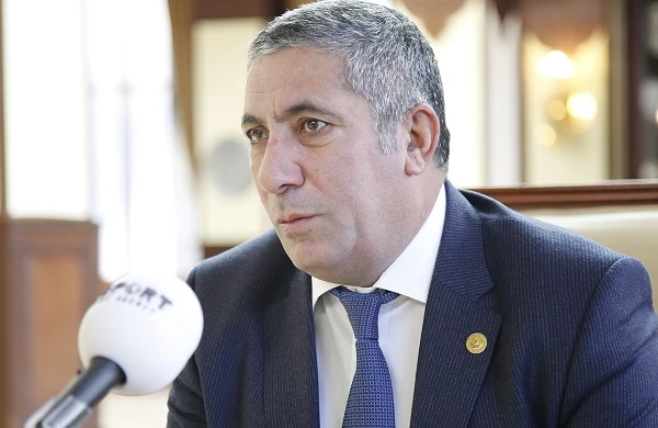 Milli Məclisdə deputat həmkarlarını biabır etdi