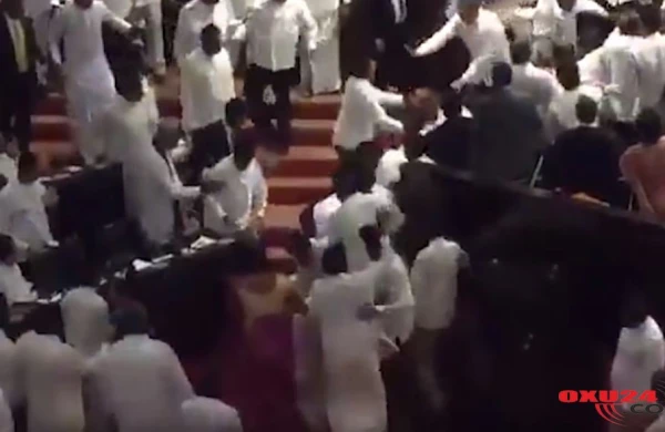 Deputatlar əlbəyaxa oldu: Parlamentdə şillə,yumruq...+VİDEO