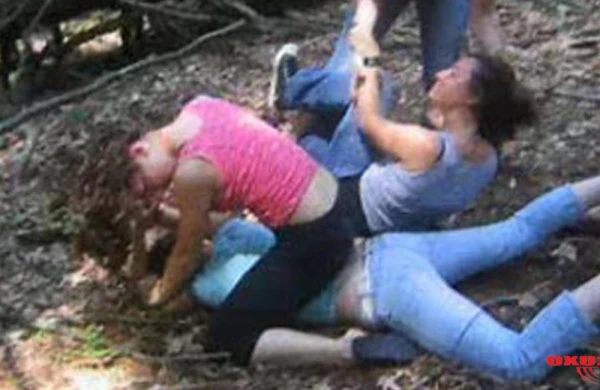 Məktəbli qızların yolun ortasında biabırçı VİDEOSU