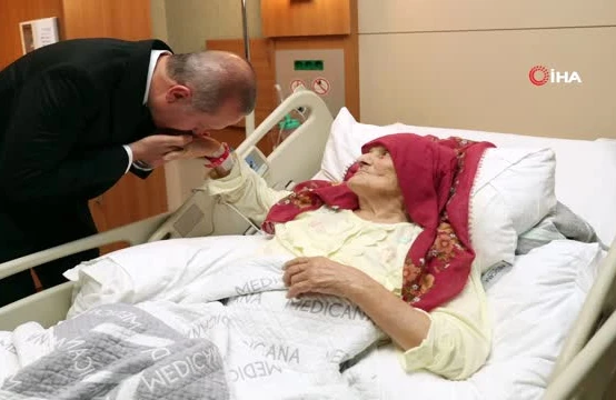 Ərdoğan 100 yaşlı qadının əlindən öpdü - VİDEO