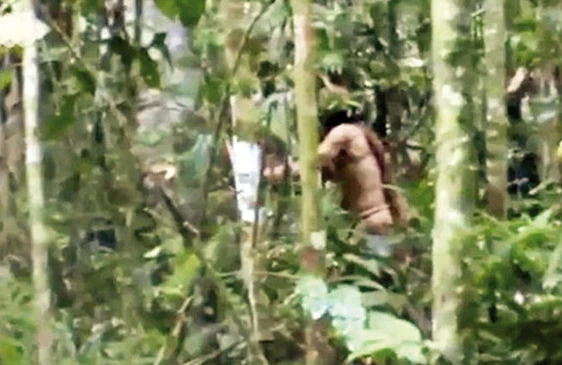 Meşədə əleyhiqazla gəzən vahiməli kişi - İnsanı dəhşətə gətirən VİDEO