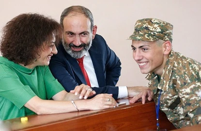 Paşinyanın oğlu əsgərlikdən evə zəng vurub yemək istəyir