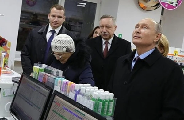Aptekdə Putinin yanında dayanan qadın onu tanımayıb - VİDEO