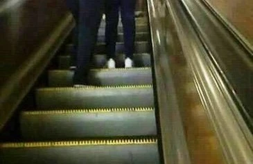 Bakı metrosunda BİABIRÇILIQ - Kişi tanımadığı qadının arxasına...-FOTO